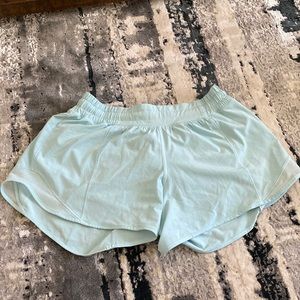 Lululemon mint Hotty Hot short II size 6 tall